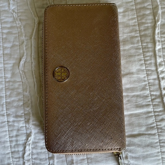 Tory Burch Handbags - Tory Burch Rose Gold Wallet